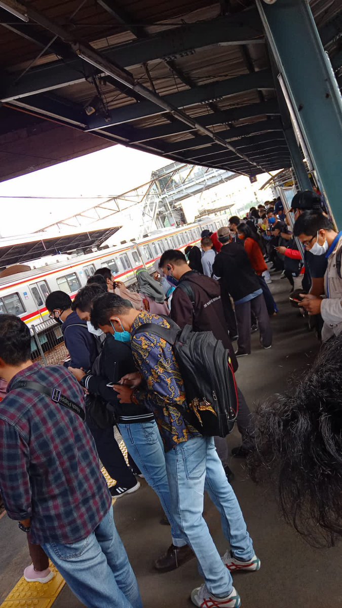 Zikriff's tweet photo. Terima kasih layanannya selalu, tapi masih sering banget gangguan dan telat di waktu sibuk, Tanah Abang - Manggarai  @CommuterLine https://t.co/5zndBV1Le5