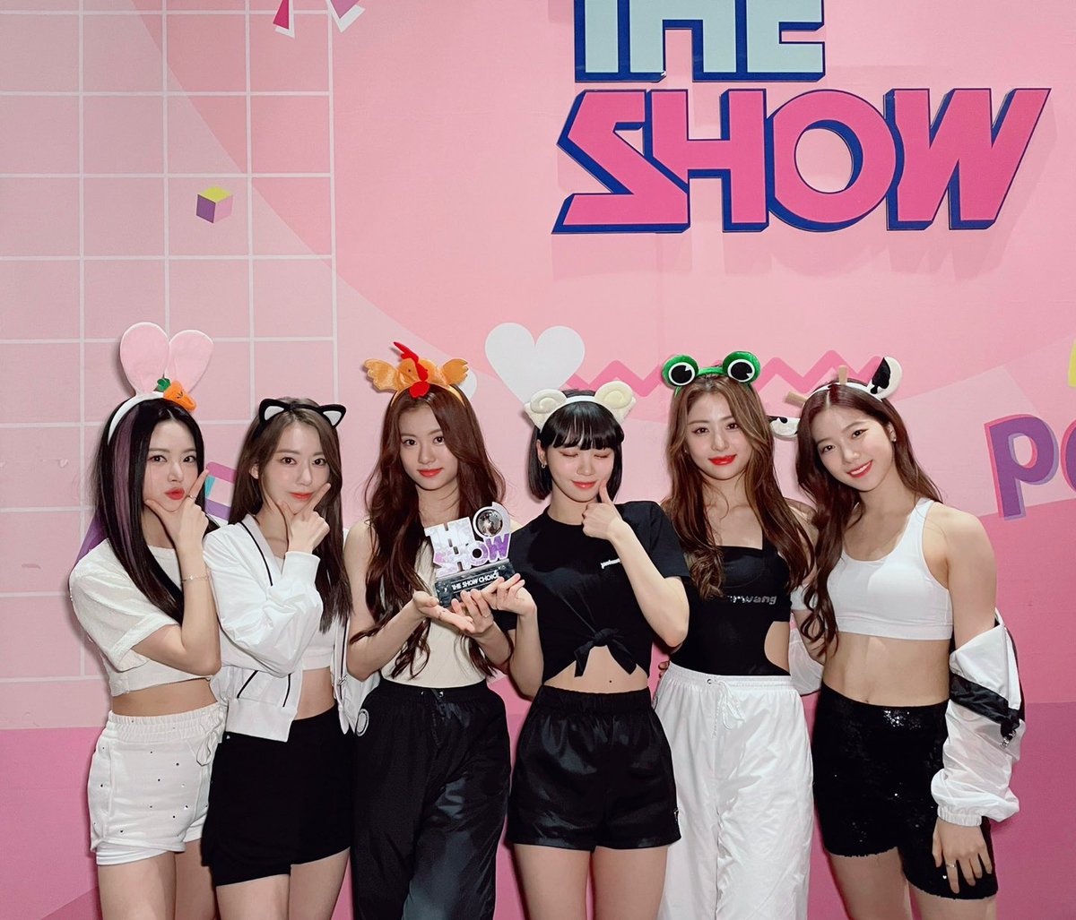 A_Raya_'s tweet photo. [17052022] THE SHOW 👑👑

LE SSERAFIM 3RD WIN
FEARLESS 3RD WIN
#LESSERAFIM3rdwin
#FEARLESS3rdwin
#LE_SSERAFIM #르세라핌 
@le_sserafim @IM_LESSERAFIM https://t.co/T6BAWLNqsT