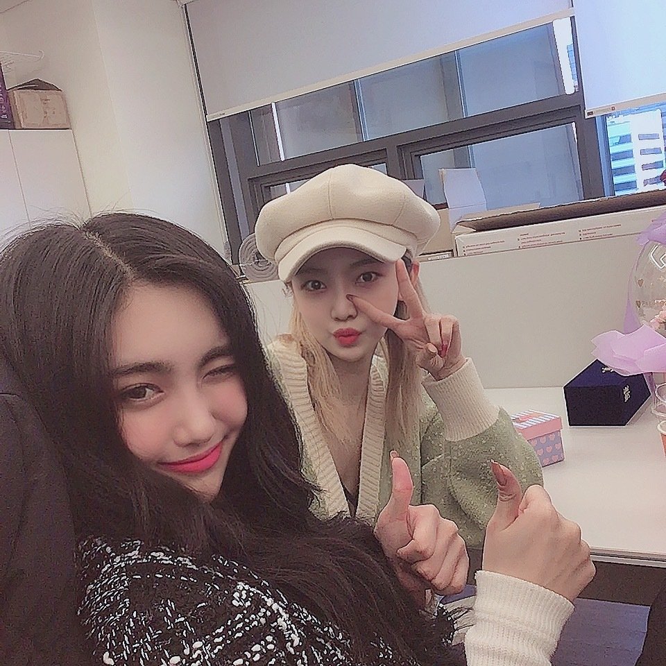 EverglowChile_'s tweet photo. 📷 | 17.05.22 >> Actualización de #AISHA en Fancafe.

“💗
Feliz cumpleaños mi amiga 🥰😁 HBD”

#EVERGLOW #에버글로우 @EVERGLOW_twt #OndaDanceGoddess https://t.co/ZokUbgekVv