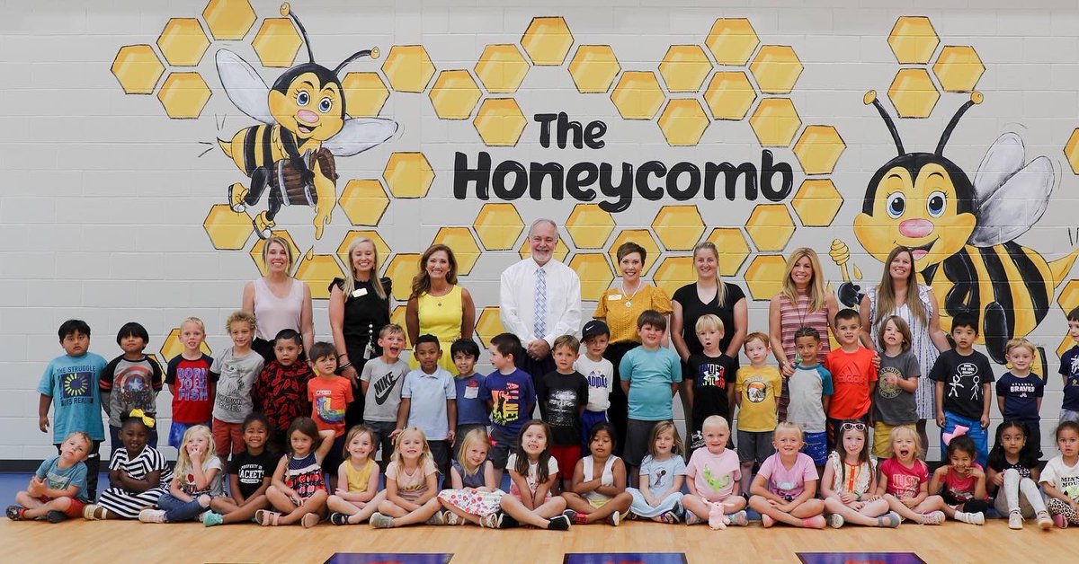 jacketmwtaylor's tweet photo. Georgia Superintendent Richard Woods visited Calhoun Elementary School Tuesday, promoting the importance of studying the U.S. Constitution.  Thank you Superintendent Woods! https://t.co/cMyTJoKQGc