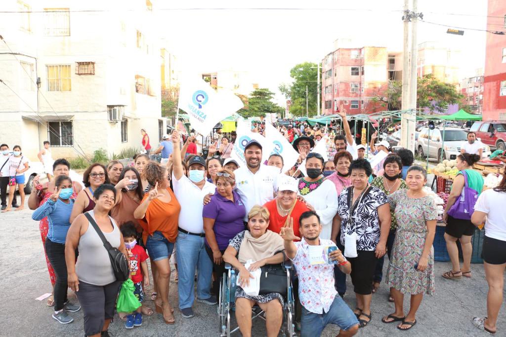 rubentrevinoa's tweet photo. En #Cancún necesitamos más empleos y atención para  #PequeñosProductores. ¡Vincularemos la industria hotelera y turística con productores de la región y fortaleceremos la agricultura para que sigamos creciendo como merecemos! 🍎🥬🌽 #Confianza #MejorarEnSerio #RenacerParaMejorar https://t.co/qTEFbo0VEt