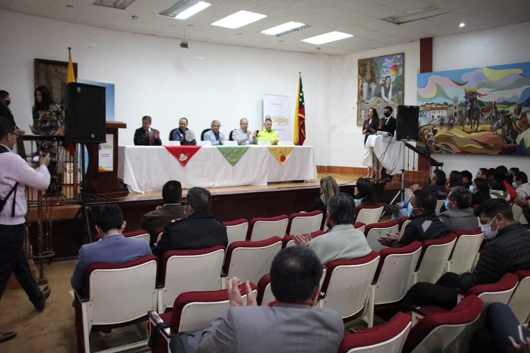👮‍♂️#SEGURIDAD | Firmamos Convenios de Cooperación Interinstitucional para garantizar la seguridad de los Sigseños entre la <a href="/goberazuay/">Gobernación del Azuay</a> <a href="/ECU911Austro/">Coordinación Zonal 6 ECU 911 Austro</a> <a href="/PoliciaEcuador/">Policía Ecuador</a>.
<a href="/tomebamba/">La Voz del Tomebamba</a> <a href="/complicefm/">Cómplice FM</a> <a href="/PRENSAVirtual_/">PRENSA Virtual</a> <a href="/matiasabadm/">Matías Abad</a>