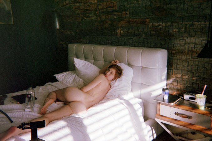 Please I’m crying can someone edit the tripod out so it’s not covering my calf?! https://t.co/9SidFF