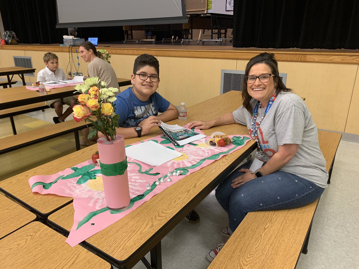 MissJenMorse's tweet photo. So glad I was able to attend this amazing way for students to display their writing works. Way to go @clinton_kellie and Dotson! Your students crushed it. Thanks for the invite. #FSHISDLevelup #4thgradewriting #elementaryED https://t.co/QUdhNCMLqI