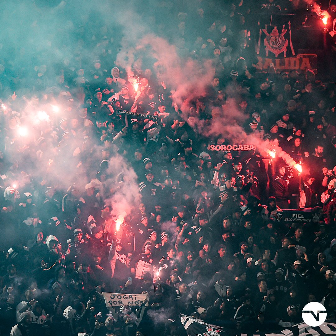 TNTSportsBR's tweet photo. Jogo de visitante, na Argentina, torcedores presos dentro do ônibus e mesmo assim tivemos show dos corintianos nas arquibancadas! Não é à toa que a torcida é chamada de FIEL! 🦅⚫⚪ https://t.co/WF2o1Co4G2
