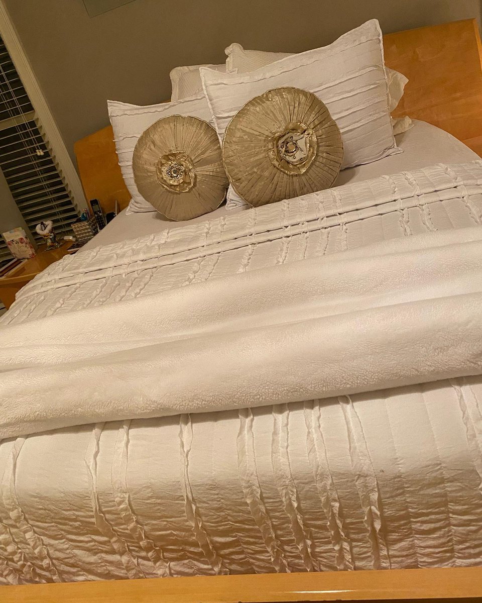 monroeavepro's tweet photo. We Make Beds ALL Day!! ⏰⏰⏰
#mapmaids
#atl 
#ourdailybed 
#tdjakes https://t.co/aFdEA7FfXr