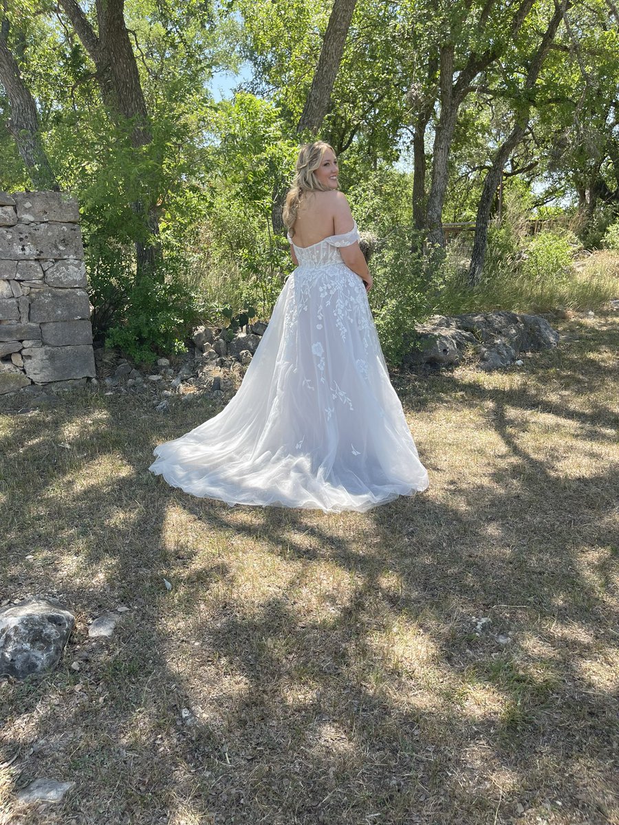 kristyreddick's tweet photo. my bestie got married and it the best weekend ever. 🤍🥺 https://t.co/mAZuZMFSrd