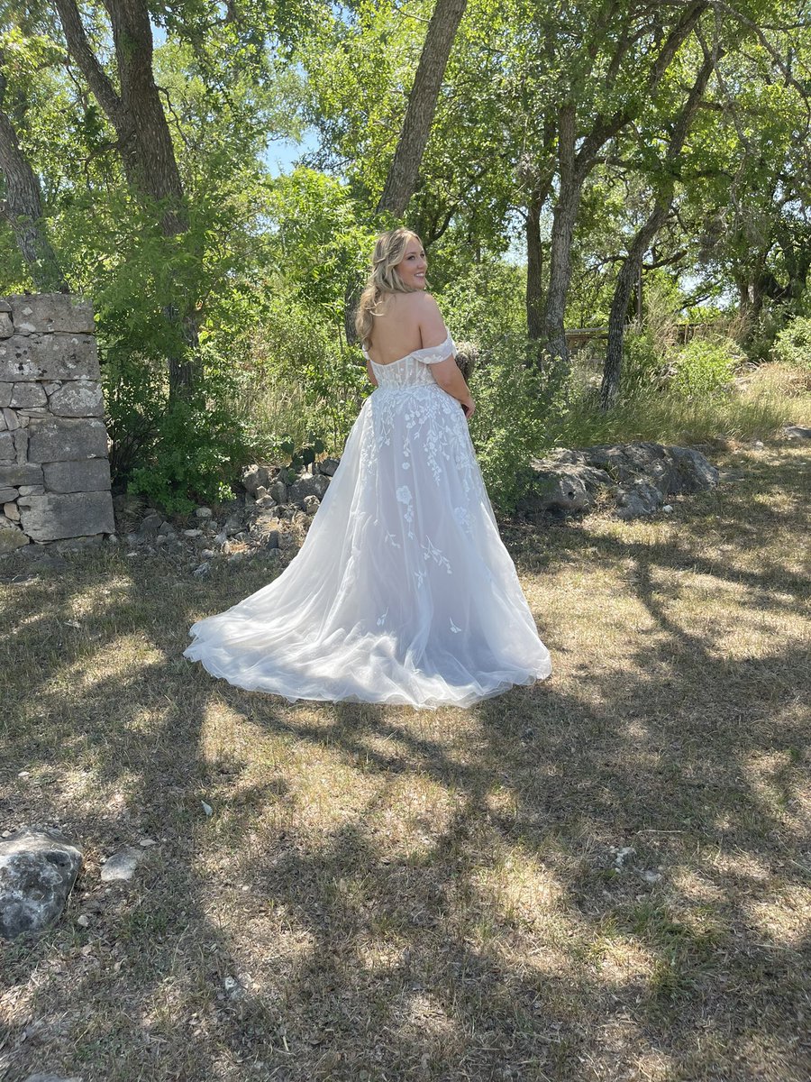 kristyreddick's tweet photo. my bestie got married and it the best weekend ever. 🤍🥺 https://t.co/mAZuZMFSrd