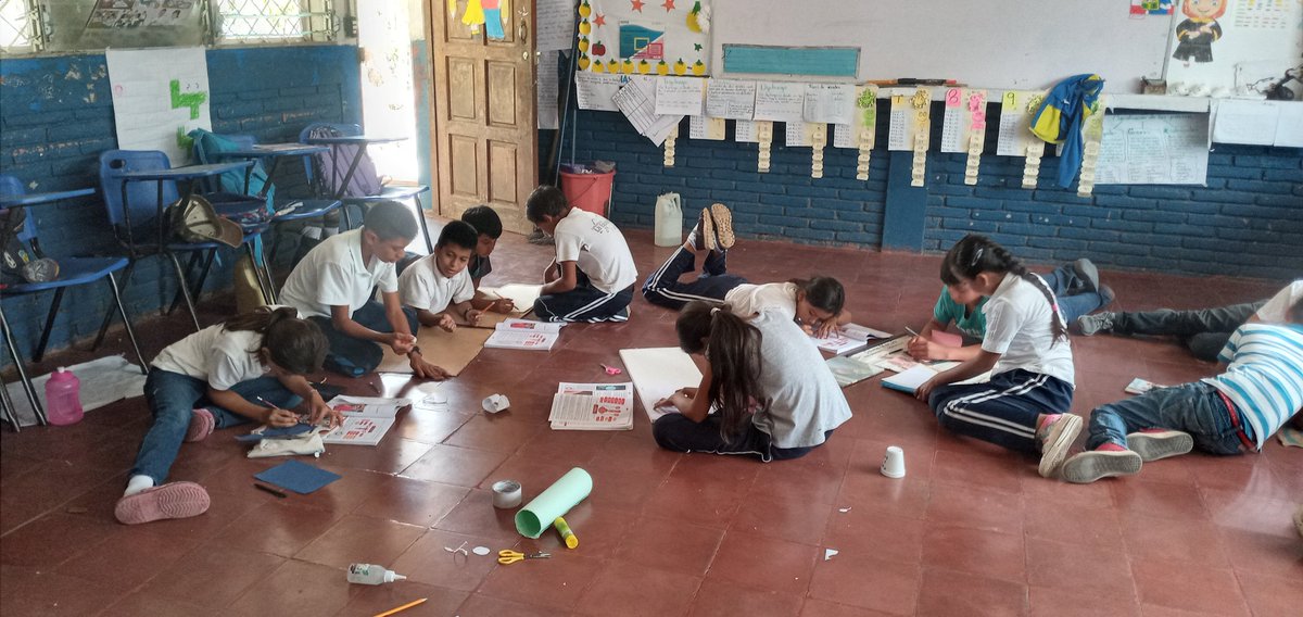 Estudiantes del centro educativo Silvia Suarez  , realizando Rompecabeza ,para formación del Cuerpo humano .en la clase de CC.NN