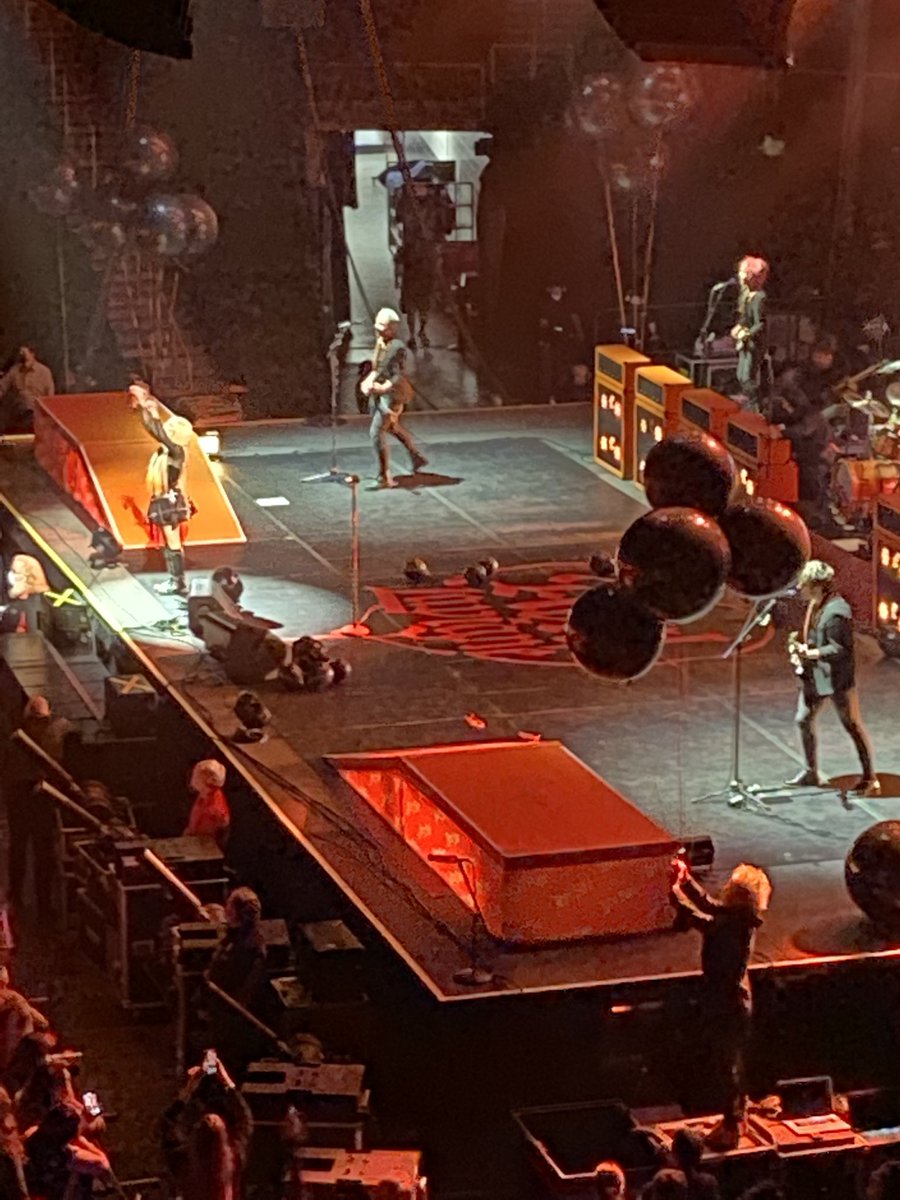 kialahb's tweet photo. @MODSUN bottom middle supporting his queen taking pictures ❤️ https://t.co/3NSQMiIM9s