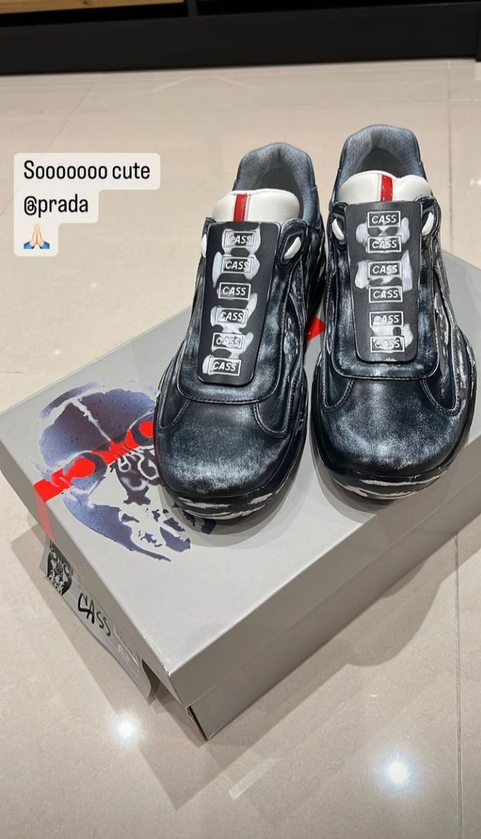 joennsomi's tweet photo. Guys! Please take a look, I’m going to do {unboxing time}. Prada had sent me this new collaboration CassxPrada. Isn’t it cute? 🥺 The design is cool and unisex so everyone can use it. So, after looking this, don’t you want a pair? https://t.co/dRcvdK52aA