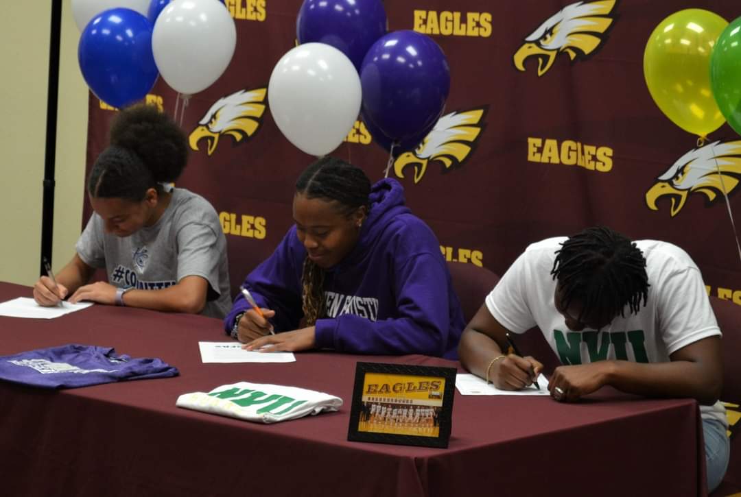 Seniors Sign!
Congrats to Jarahle (Kilgore College), Bre (Stephen F. Austin), &amp; Emori (Northern Vermont) for signing to play at the next level!
@fairfield_hs <a href="/FairfieldISD/">Fairfield ISD</a>