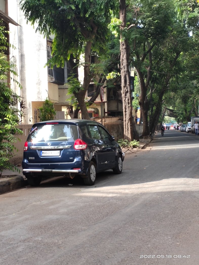 mumbaimatterz's tweet photo. Still No ACTION @MTPHereToHelp @sanjayp_1 

Despite several complaints this pvt vehicle with a POLICE sticker continues to remain parked under a NoParking Board... BTW its the only vehicle on the entire road to flout rules.
Loc: Opp Tendulkar Hall, Shivaji Maharaj Marg, Mahim https://t.co/6SzqKn6VNd