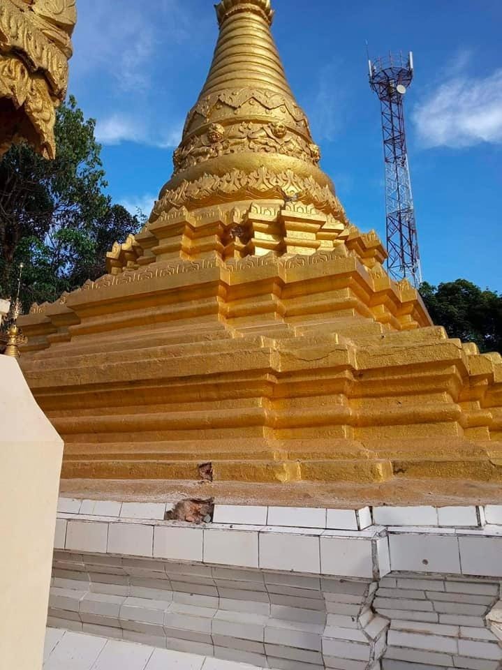 HURFOM's tweet photo. 1/4 Local inhabitants reported that the junta indiscriminately attacked their village with several heavy artillery motor shells and destroyed temples and civilians' houses. in Taung Kyar Inn village, Kawkareik Twsp, #Karen State. https://t.co/FlkCn6WtSz