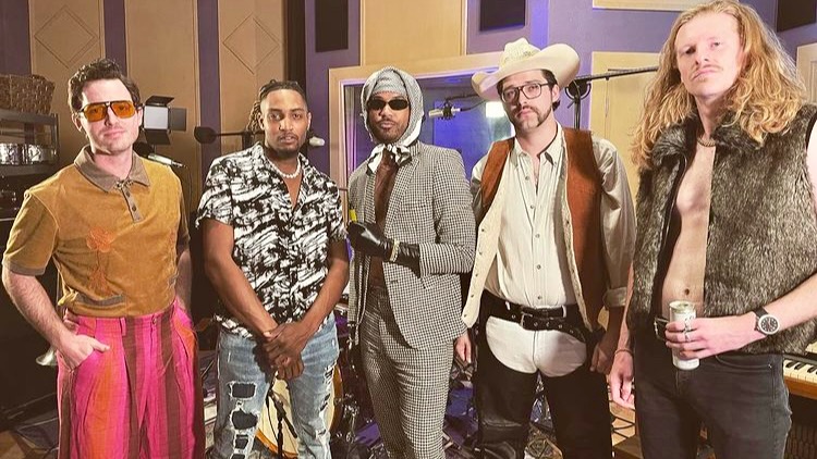 FreePressOKC's tweet photo. Flock of Pigs dodge expectations, bad deals on new single “Blacklisted” 

-- Music and Film with @brettfieldcamp
by @TrueSkyCU

https://t.co/HZjMtokIgR 
@flockofpigs https://t.co/Wrk079yJoL