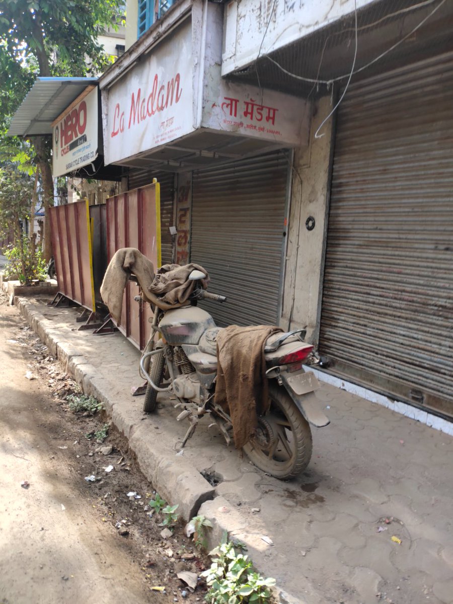 Drawing your attention <a href="/MTPHereToHelp/">Mumbai Traffic Police</a> @mybmcwardGN towards the number of #Khataras lying on the footpath of Bhandar Gully Mahim..  pl get them removed...