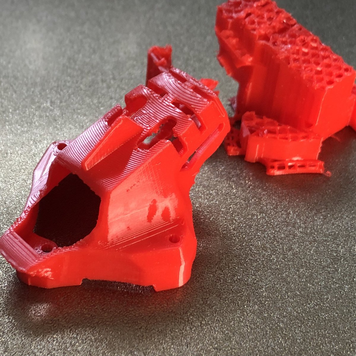 HS_Glide_Path's tweet image. #PolyFlex 凄い
TPUとは思えないテカテカ感が！
しかもこんなに複雑な形状のサポートが原型を留めて取り出せたd(ŐдŐ๑)
良いフィラメントは後処理が圧倒的に楽になるなぁサポート剥がした面も
綺麗( ¤̴̶̷̤́ ‧̫̮ ¤̴̶̷̤̀ ) ✧
#Ender3_S1_Pro 
@sunstella_3d