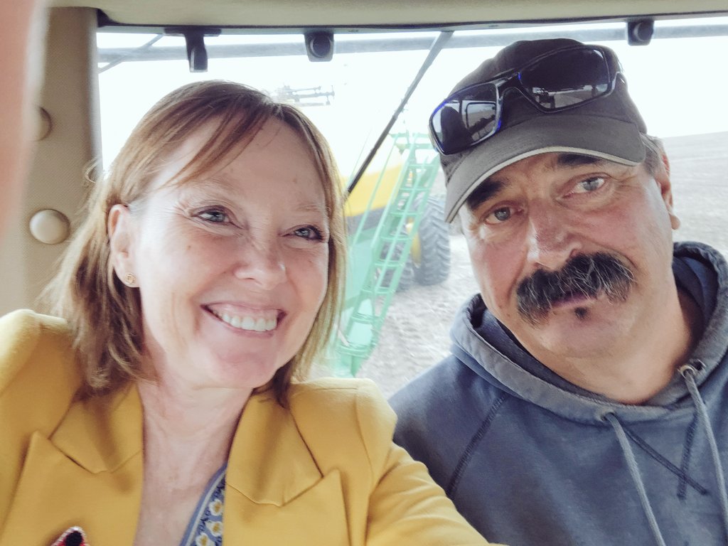 jadeballek's tweet photo. Ha! Still new to tractor selfies (where IS the camera lens? 🤷♀️🤷)
The big guy was happy to have supper delivered in the field. I've been away for 2 days, learning about reconciliation. Unpacking what that means as an educator & a farmer. Lots to discuss.
#tractorchat https://t.co/QD0WO428U9