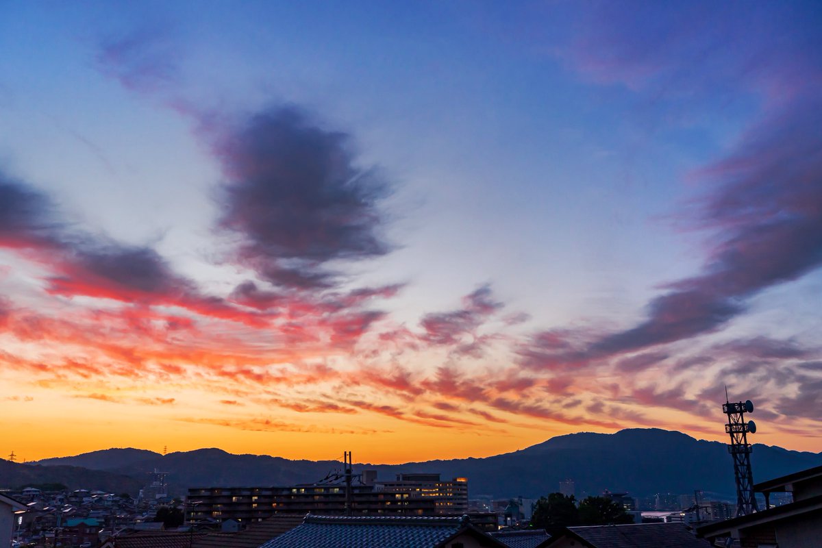 yamyamnn's tweet photo. 大津の夜景
夕焼け

花火

#滋賀県　#大津市　#夕焼け　#花火#夜景 https://t.co/kKpqxJMian