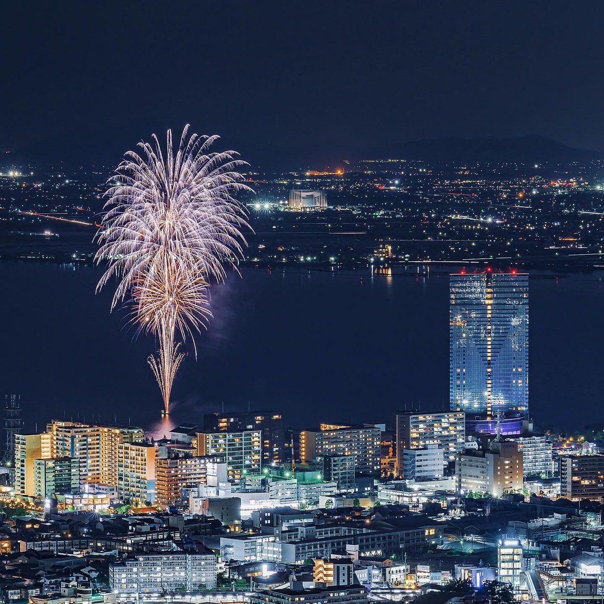yamyamnn's tweet photo. 大津の夜景
夕焼け

花火

#滋賀県　#大津市　#夕焼け　#花火#夜景 https://t.co/kKpqxJMian