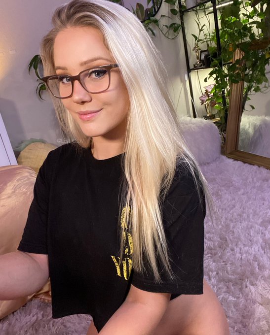 I&rsquo;m online! night owls where are you 💫 https://t.co/0uMmCi1hu5 https://t.co/vvouepW17E