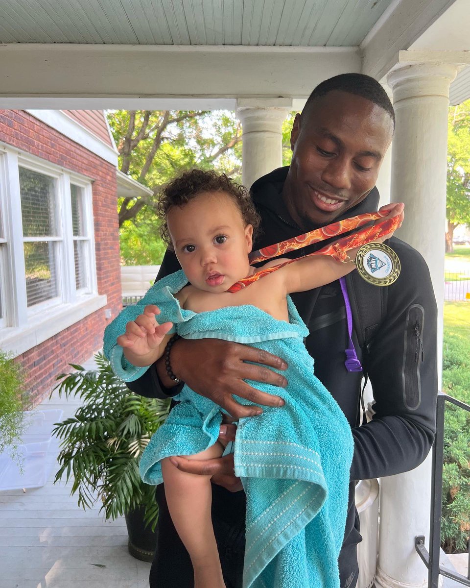 LaPhonsoEllisJr's tweet photo. Happy Birthday Zo Jr! You are the greatest gift in the world! Iโm proud to be your dad! 4 flights, 4 hours worth of driving and a hour worth of Uber was all worth it! 1st B-Day and I wouldnโt miss it for nothing in the world! #ZoJr #FirstBday #Enzo #DaddyZo https://t.co/hbd24OdOaI