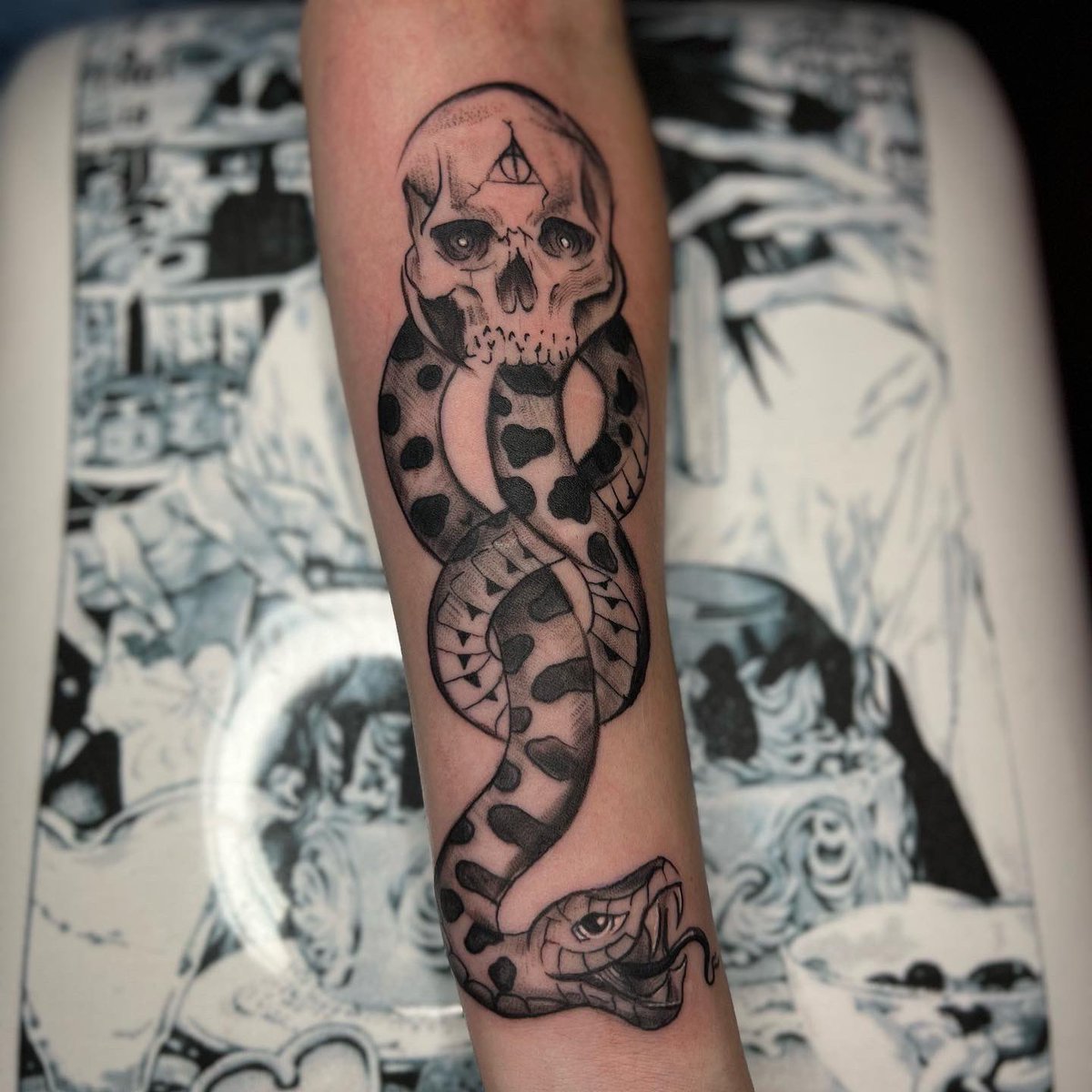 Bonesinkk's tweet photo. Just got done with this #darkmarktattoo howโs I do? โก๏ธ๐ง๐ฝโโ๏ธ๐ง๐ปโโ๏ธ๐ง๐ฟ
.
#darkmark #darkmarkharrypotter #harrypotter https://t.co/KNzfHD1mh4