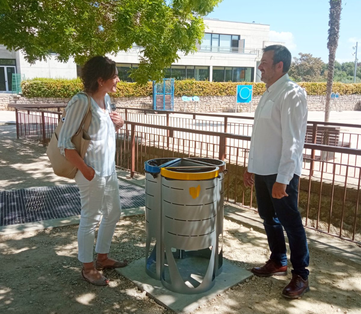 HuescaBN's tweet photo. #MedioAmbiente / @unizar:

Ayuntamiento de Huesca (@aytohuesca) inicia plan piloto de #reciclaje en El parque Universidad, donde han instalado 4 papeleras en islas compuestas por 3 fracciones cada una: envases, papel y materia orgánica

👇DETALLES👇
https://t.co/U4RFEIg6IG https://t.co/rwF6llV095