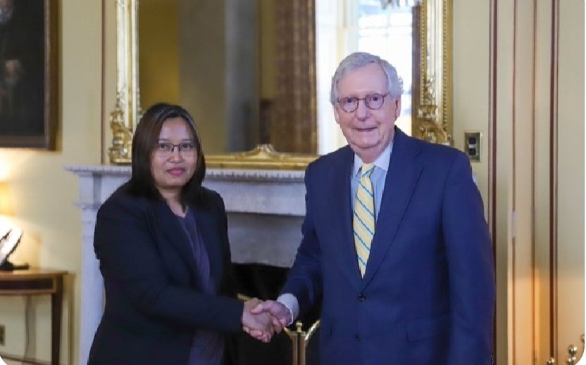 #US senate majority leader <a href="/LeaderMcConnell/">Mitch McConnell</a> meets #Myanmar civilian <a href="/ZinMarAungNUG/">Zin Mar Aung</a> to discuss Myanmar crisis. But he has withheld his support for the Burma Act of 2021 which seeks to introduce further sanctions on #military frontiermyanmar.net/en/is-the-us-s… #WhatsHappeningInMyanmar