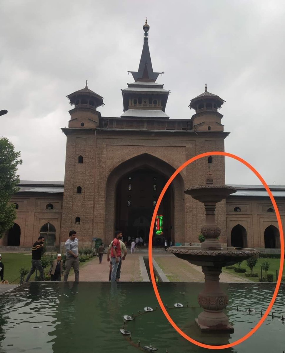 ZohaTaqdees's tweet photo. Most of the mosques built during the Mughal era had fountains at the wazookhana.That's the reality!
Fountains are a regular feature of Islamic architectural style and constructs, particularly in mosques.
#Fountain #Mosques #IslamicStyle #SaveGiyanVapiMasjid #GyanvapiMosque #Islam https://t.co/3aUZ0qHjR3