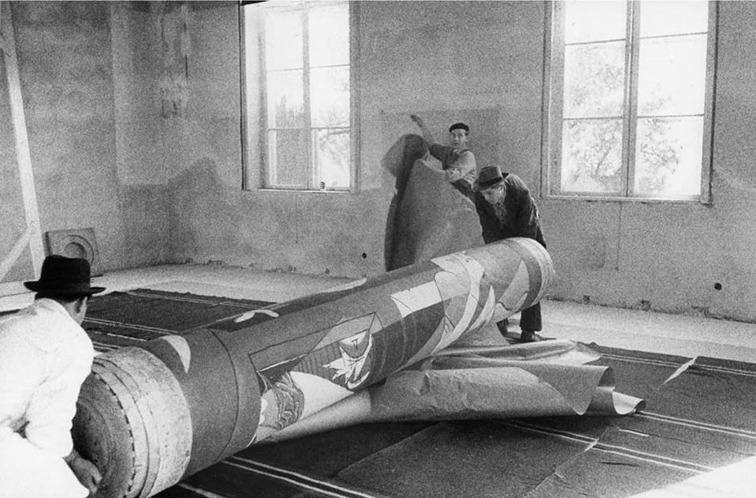 BellyRash's tweet photo. Pablo Picasso’s “Guernica” Being Installed at an Exhibition  1956 https://t.co/o8mb0Vh5ru
