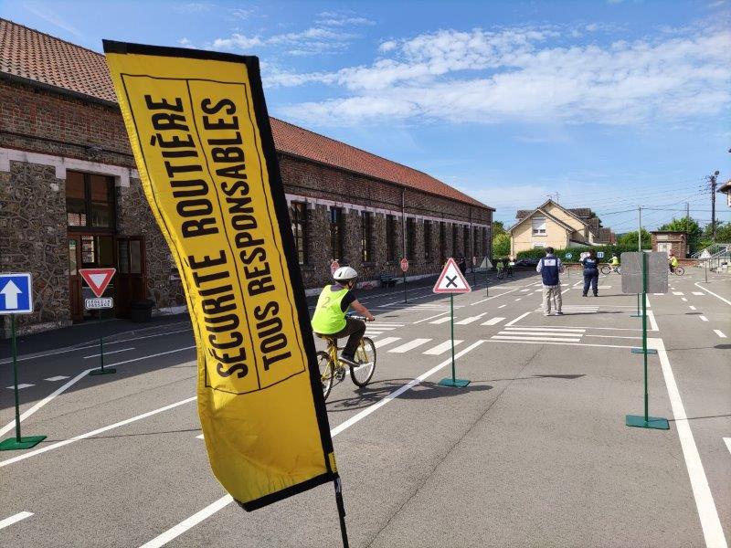 PoliceNat62's tweet photo. En mai, 650 enfants ont participé au challenge des écoles de #Lens , #EleuDitLeauwette et #LoisonSousLens sur la piste d'éducation routière
encadrés des #policiers du service de prévention du commissariat de Lens et de la Police Municipale de Lens. https://t.co/5rsntLQW3m