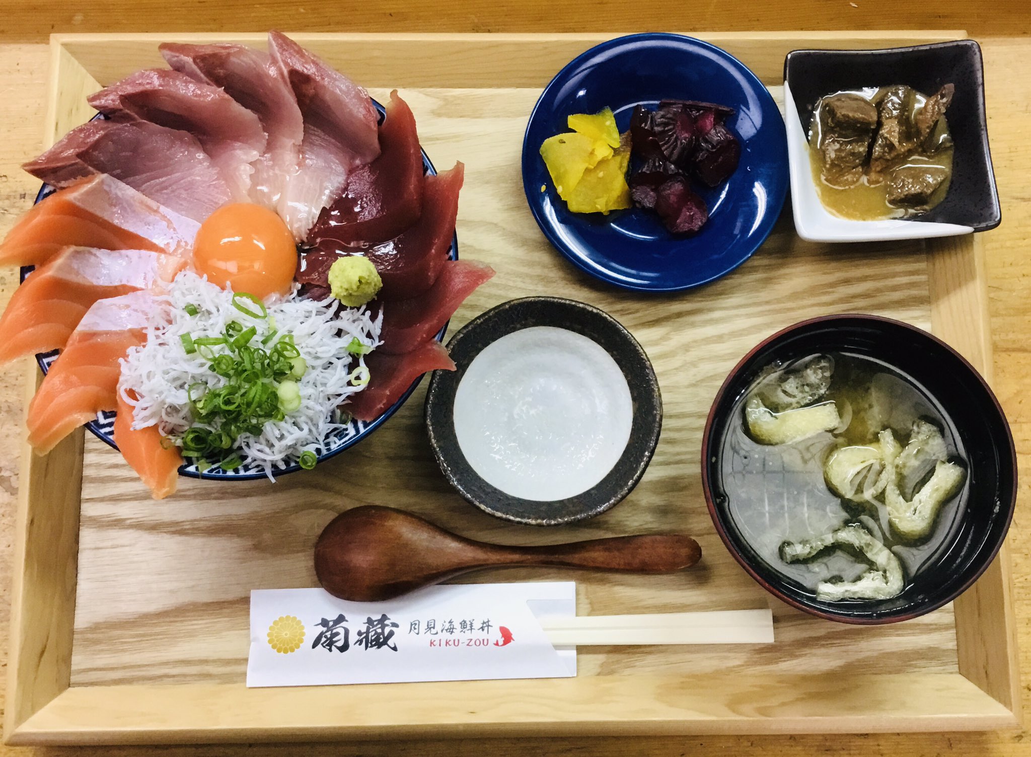 居酒屋 月見海鮮丼 菊蔵 当店のランチタイムは11 30 14 00 全ての海鮮丼にお新香と小鉢 ソフトドリンクがついております 更にランチ限定丼ぶりには勝山や金谷直送の地魚を使用した海鮮丼もご用意 画像は1番人気の海鮮丼です 是非ともご賞味ください
