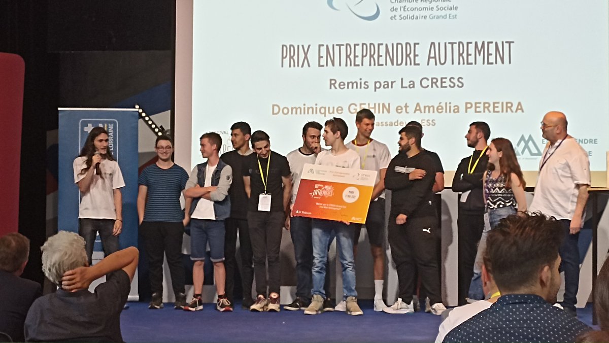 📢Dominique Gehin ambassadeur #ESS en #grandest et Amélia PEREIRA ont remis le Prix #Entreprendre Autrement de la @cress_grandest l'occasion du festival des mini-entreprises @EPAGrandEst à Metz. Félicitations au Lycée Polyvalent Georges Baumont de Saint-Dié des Vosges. 👏