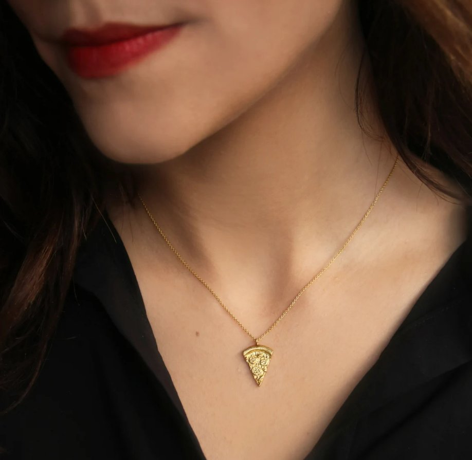 DominosFrance's tweet photo. ❤️#CONCOURS ! Régale la Daronne pour la Fête des Mères❤️

On vous offre un collier 100% collector &amp; une pizza à partager avec elle. De quoi régaler la mama et lui faire plaisir !

Pour participer :
✔️ #RT + #Follow @dominos_pizzafr 

🍀TAS le 07.06
#FêteDesMères https://t.co/yhJdCdttWD
