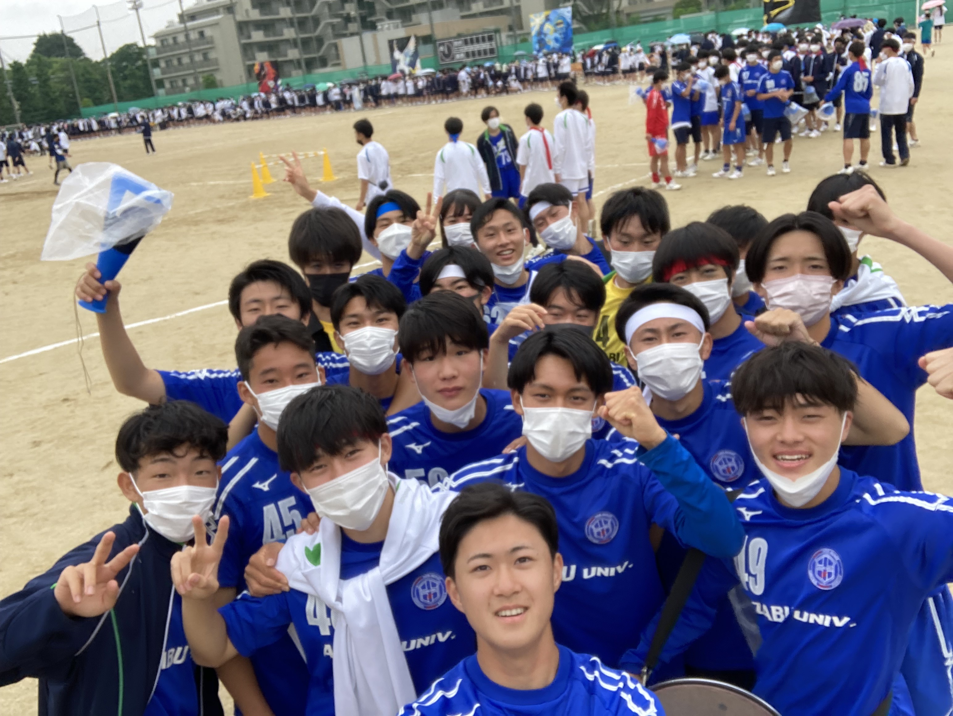 麻布大学附属高等学校サッカー部サポーター 体育祭 22 5 17 18 サッカー部員も大いに盛り上げて 最高の笑顔を見せてくれました 生徒主体での体育祭で 仲間と感じた喜びと達成感は掛け替えのないものになったかと思います 生徒の皆さん 練習から