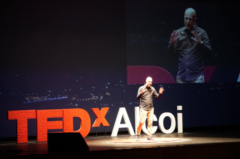 Oriol Rius, professor & academic director of our Global Master's in Internet of Things (IoT) has recently spoken at @TEDxAlcoi👏💪@oriolrius. His lifelong passion for #technology & #teaching is truly inspiring.