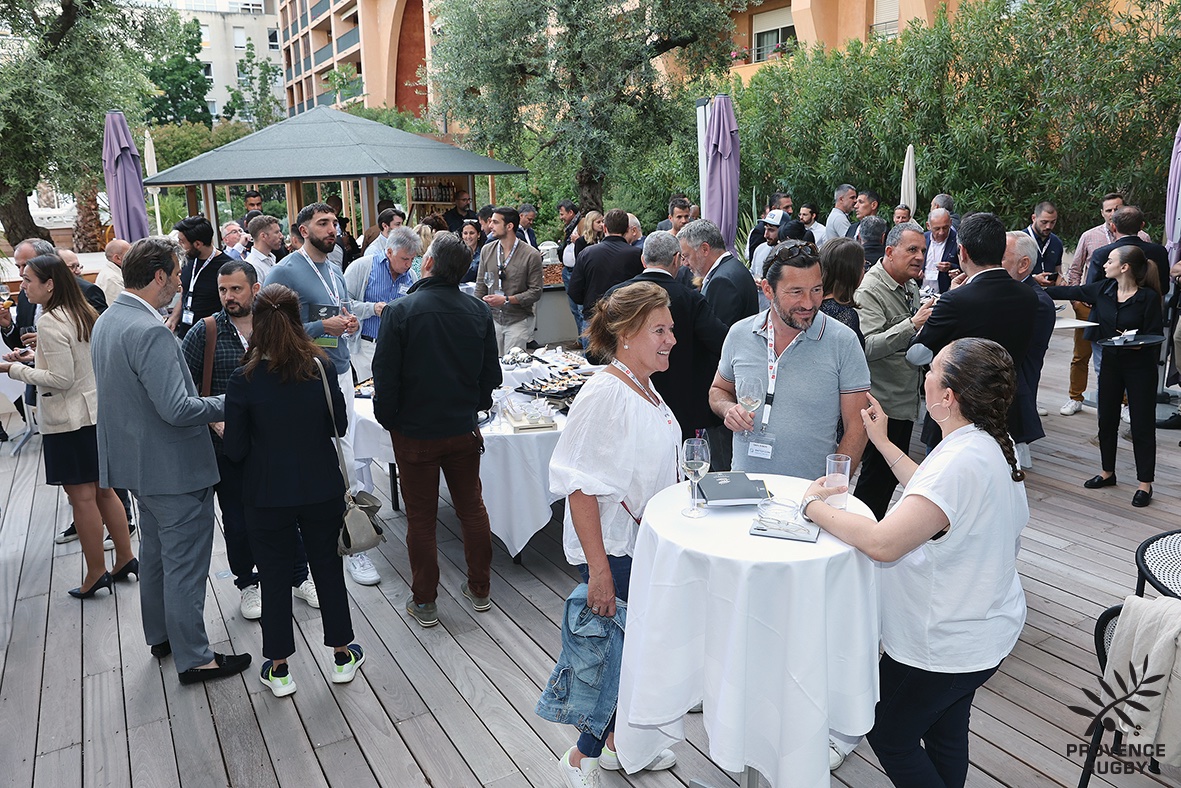 🔙 𝑅𝑒𝑡𝑜𝑢𝑟 𝑠𝑢𝑟... l'Afterwork business chez Hôtel Renaissance Aix-en-Provence ! L'occasion de découvrir la toute nouvelle 🌴 Terrasse du Palm's  de notre établissement partenaire 🤩

Les photos 📸  provencerugby.com/espace-partena…