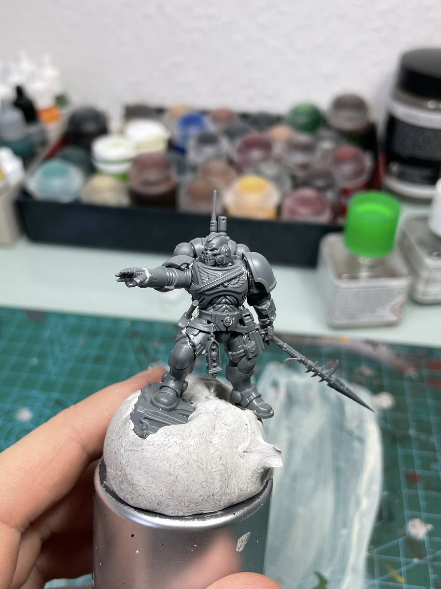 Working on my next kitbash. The Captain in phobos armor #kitbash #warhammer40k #miniaturepainting