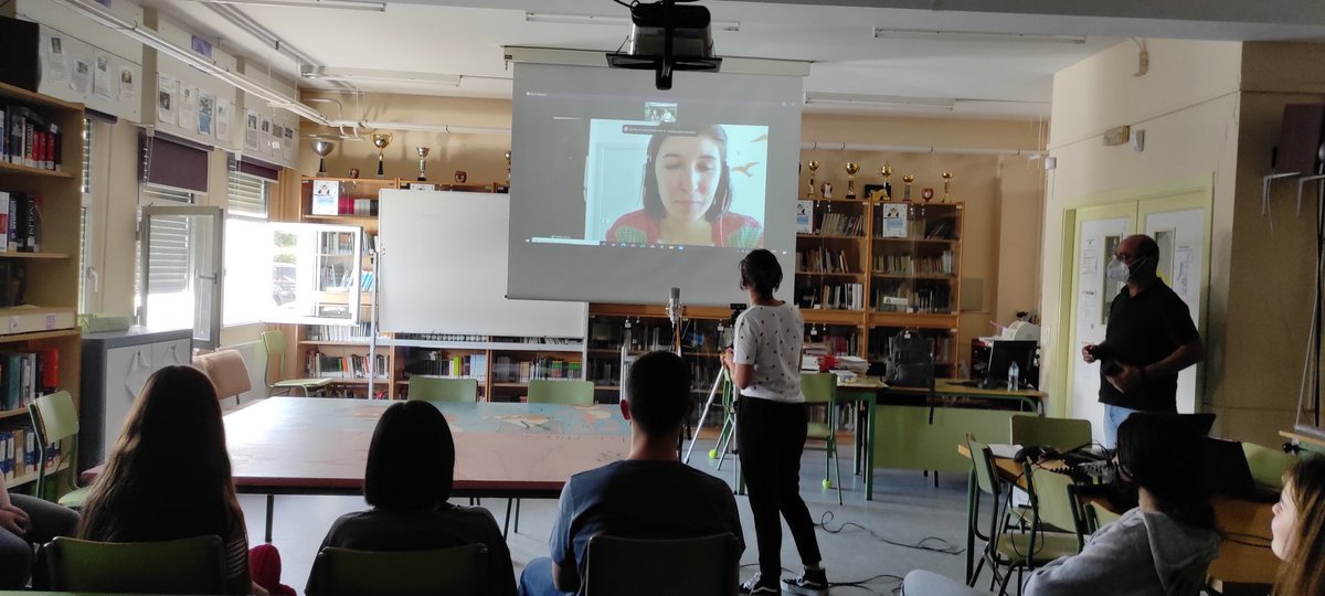 CristinaRamosG4's tweet photo. En la segunda sesión del #ProgramaLink de @JuntaEx_Mundo nuestra ponente Natalia Santos Aspano mantiene la videoconferencia con el alumnado de Francés y sus profesoras Gema y @AlburFrance Comprobamos la importancia de los idiomas y el #français para el desarrollo profesional https://t.co/RVi7kir8bs
