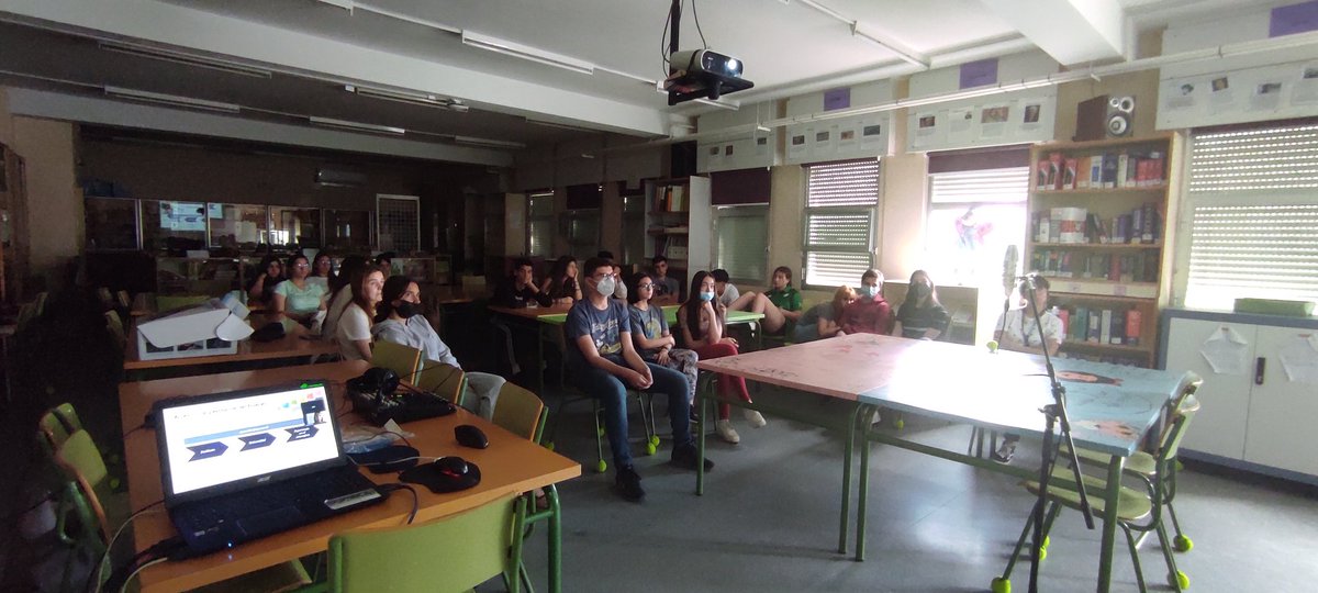CristinaRamosG4's tweet photo. En la segunda sesión del #ProgramaLink de @JuntaEx_Mundo nuestra ponente Natalia Santos Aspano mantiene la videoconferencia con el alumnado de Francés y sus profesoras Gema y @AlburFrance Comprobamos la importancia de los idiomas y el #français para el desarrollo profesional https://t.co/RVi7kir8bs