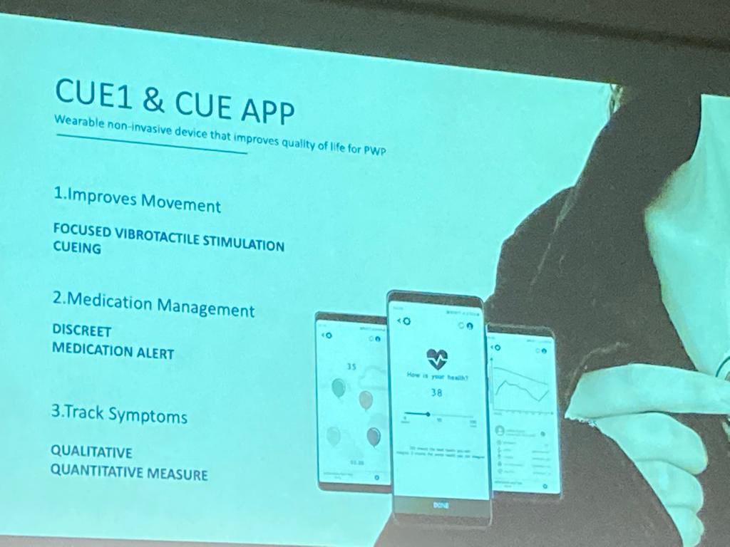 Lucy Jung explica, al Digital Health World Congress, com el dispositiu CUE de CHARCO NEUROTECH pot millorar els tremolors dels pacients amb Párkinson @ticsalut