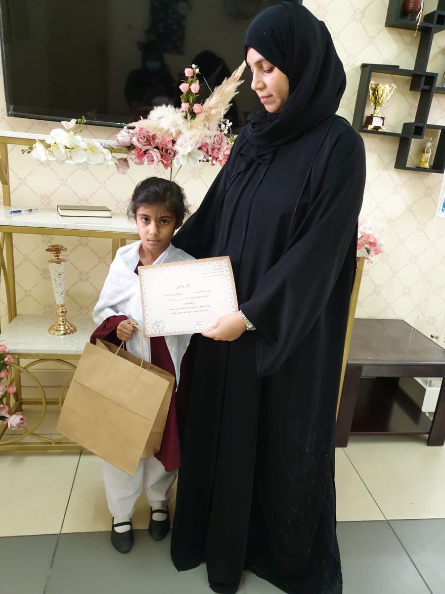 تحت إشراف مديرة المدرسة كرمت أ.جليلة الهنائية الطالبة الخلوقة : أنهار بنت موسى بن سعيد المعمرية لتميزها أخلاقيا
 ✨

#فعاليات_تعليمية_شمال_الباطنة 
#مدارسنا_آمنة