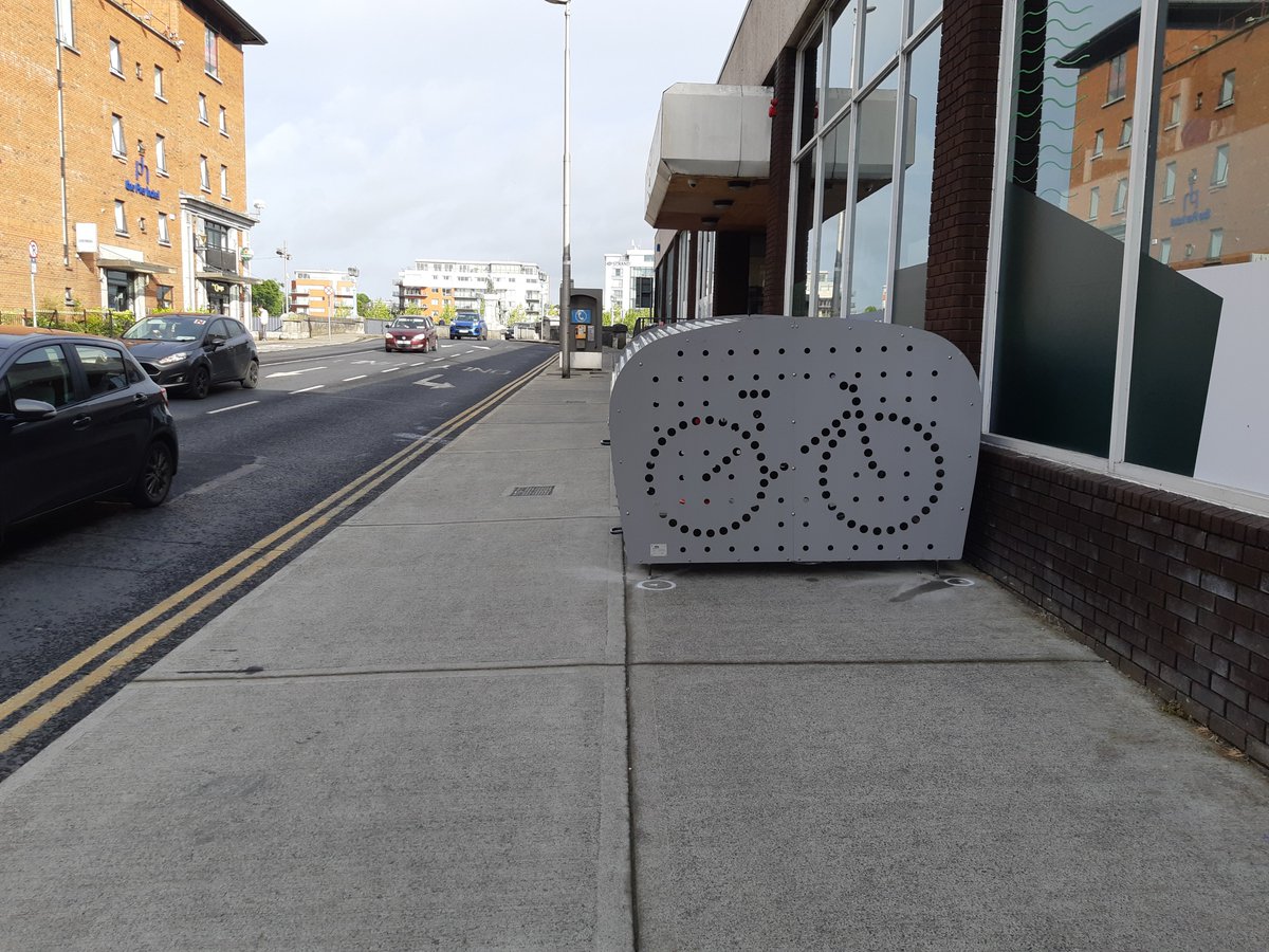 LimerickCouncil's tweet photo. Limerick Active Travel has installed new bike parking and a bike bunker on Sarsfield Street. The new bunker can securely house 5 bikes and can be used by staff and students at the UL city centre campus.
#BikeWeek #LimerickBikeWeek #ActiveTravelLimerick https://t.co/OwgV1pdy4e