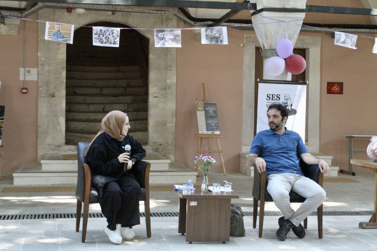 Öykü Festivalimizin ikinci gününde Bünyamin Demirci (<a href="/BDdemirci/">🇹🇷 Bünyamin Demirci 🔻</a>) ile düzenlediğimiz programımızdan bir kare. 🌿