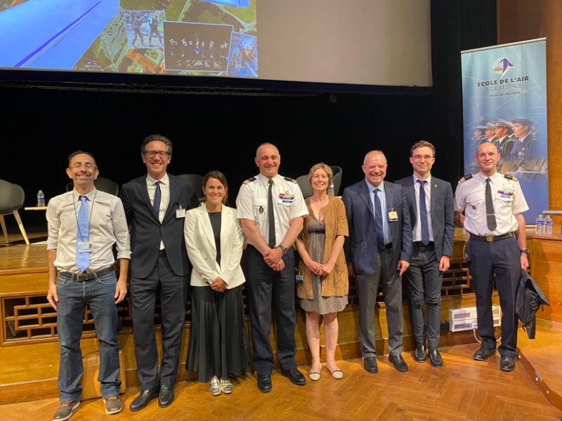 Hier, <a href="/cantegreilj/">julien cantegreil</a> était à l'<a href="/Ecoledelair/">École de l'air et de l'espace</a> pour une rencontre autour des thématiques Espace &amp; Défense et de la #SSA (Space Situational Awareness) pour parler à la nouvelle génération d'officiers de ces thématiques.