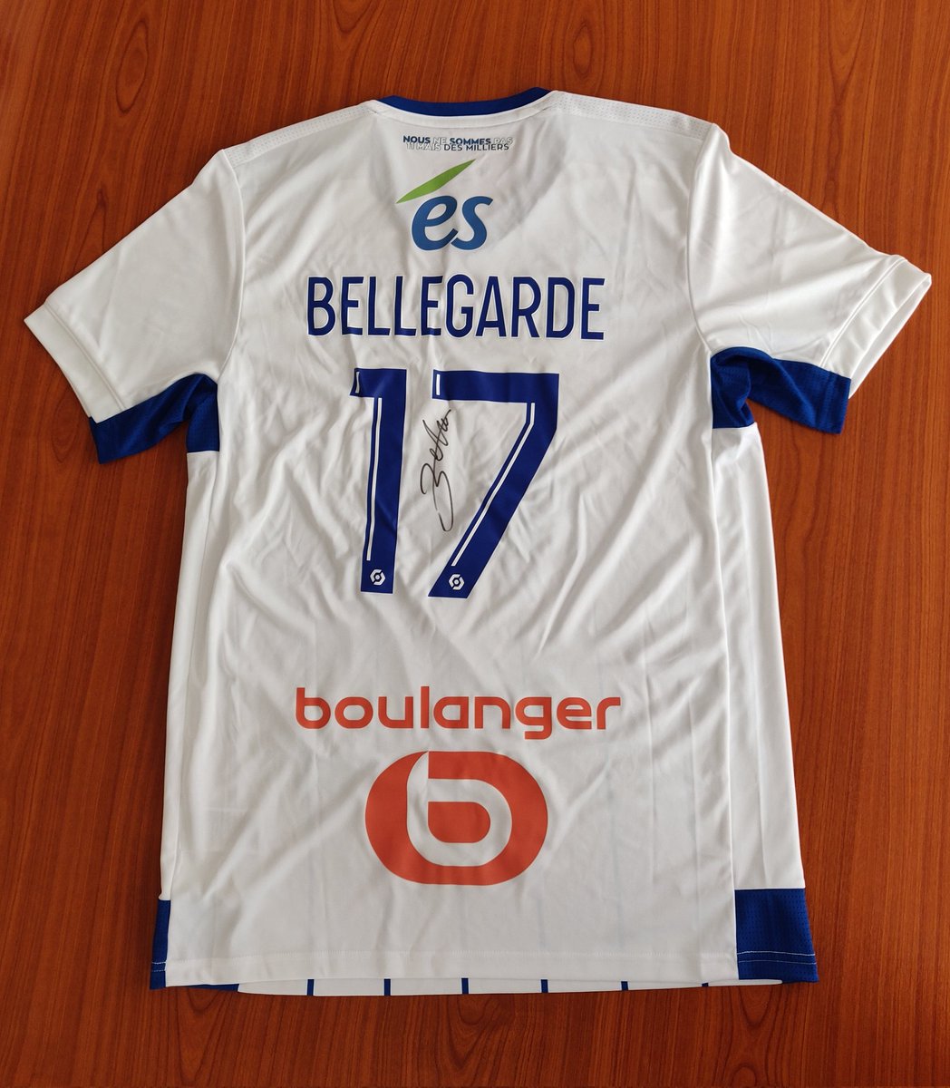 TournoiMRevello's tweet photo. 🎁 #CONCOURS

Tentez votre chance pour remporter le maillot du @RCSA floqué et dédicacé par @Bellegarde_Jr, passé par le Tournoi en 2018 🇨🇵

Pour participer :
1️⃣ RT ce tweet
2️⃣ Follow @TournoiMRevello &amp; @RCSA

TAS mardi 24/05

Bonne chance à tous ! 🍀 https://t.co/pknxHbNeuE