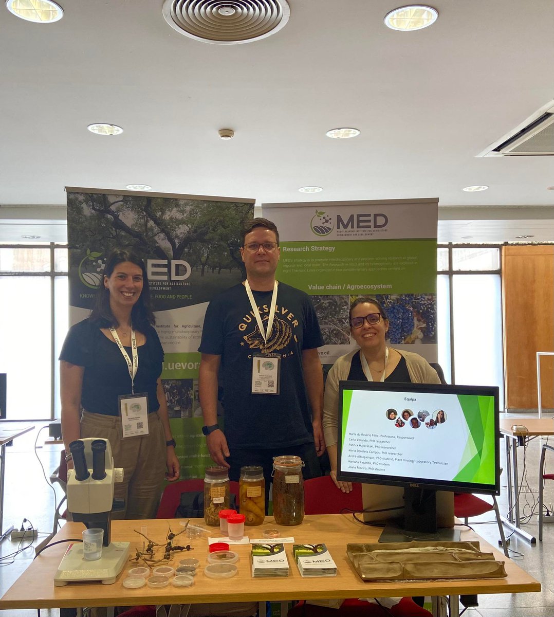 MED - Agriculture, Environment and Development (@med_uevora) on Twitter photo 👋Está pelo Encontro Ciência?
Hoje passe pelas Demonstrações de Ciência, os investigadores 👩🔬👨🔬 dos Laboratórios de Virologia Vegetal e de Nematologia do <a href="/MED_UEvora/">MED - Agriculture, Environment and Development</a> estão prontos para o(a) receber e falar consigo sobre o diagnóstico de agentes patogénicos em plantas doentes.🌾 👋Está pelo Encontro Ciência?
Hoje passe pelas Demonstrações de Ciência, os investigadores 👩🔬👨🔬 dos Laboratórios de Virologia Vegetal e de Nematologia do <a href="/MED_UEvora/">MED - Agriculture, Environment and Development</a> estão prontos para o(a) receber e falar consigo sobre o diagnóstico de agentes patogénicos em plantas doentes.🌾