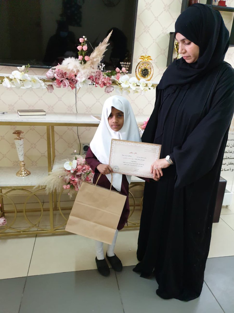 تحت إشراف مديرة المدرسة كرمت أ.جليلة الهنائية الطالبة : رتاج بنت راشد بن عبدالله المعمرية لتميزها أخلاقيا
 ✨

#فعاليات_تعليمية_شمال_الباطنة 
#مدارسنا_آمنة