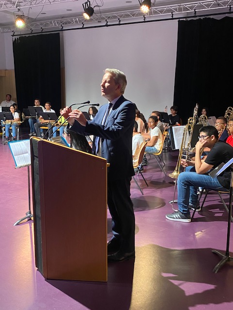 Dsden57's tweet photo. Belle prestation ce jeudi soir des jeunes musiciens de la CHAO (Classe à Horaires Aménagés Orchestre) du collège Jules Ferry en présence d'Olivier Cottet #DASEN57 à l'Atrium de Woippy à l'occasion de l'avant première du clip vidéo "ClipOstade" https://t.co/TW3jWbmTze